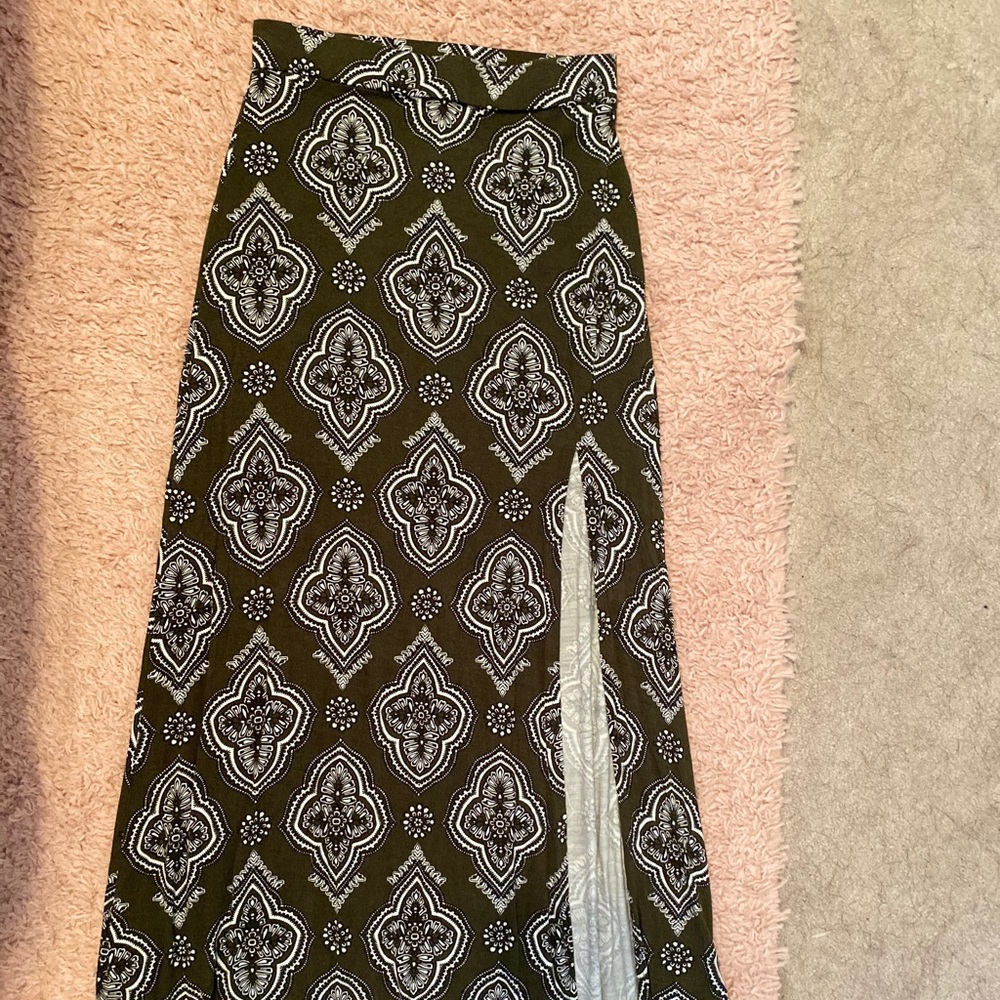 Women’s maxi skirt with slit
